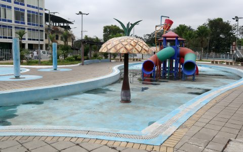 Descuido. En la piscina ya no hay agua y en ese espacio a veces tiran hasta basura. El parque permanece desolado, a esperas de una intervención.