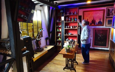 El arte. Su casa está llena de sus cuadros. Parece una galería, pero también un museo, por la cantidad de objetos que ha reunido en ella.