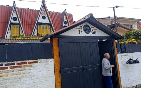 Donde vive. El estilo del frontis de su casa es especial. Se asemeja a las cúpulas de una iglesia.