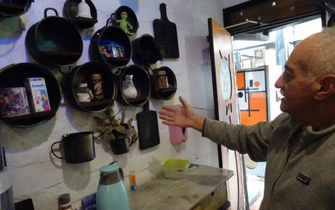 Los objetos. Además de artista, es un coleccionista. Ha ido recogiendo cosas que se relacionan con su vida y con las tradiciones de Cuenca.