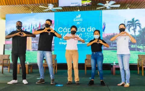 Tamia Gualan, segunda desde la derecha, junto a compañeros y tutores el día de la presentación de su tesis en la Universidad Earth, de Costa Rica.