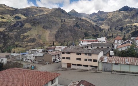 Una vista de Simiatug desde el sitio de alojamiento permite apreciar la altitud de la zona y las montañas circundantes.