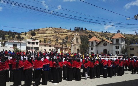 Ceremonia estudiantil por el Día de la Bandera en la plaza principal de la parroquia.