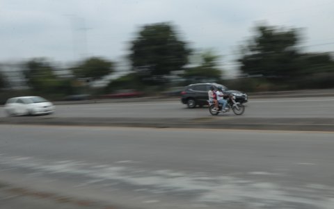 En algunos tramos de la avenida se hace imposible cruzar por la velocidad que viajan los vehículos.