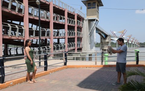 Estación de Durán. Solo resta tomarse fotos ante la falta de planes turísticos.