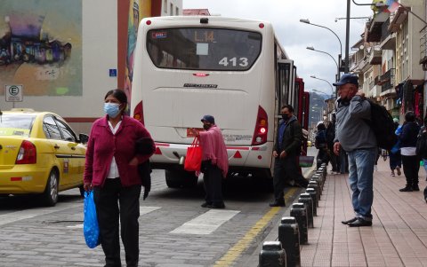 Cuenca. Los peatones exigen una verdadera política de movilidad, sin obstáculos. Hace unas semanas, una mujer que se bajó de un bus tropezó con uno de los balastros que instaló el Municipio y cayó debajo de la unidad. Perdió la vida. En esta ciudad también se evidencia el descontrol de ciclistas que invaden las veredas.