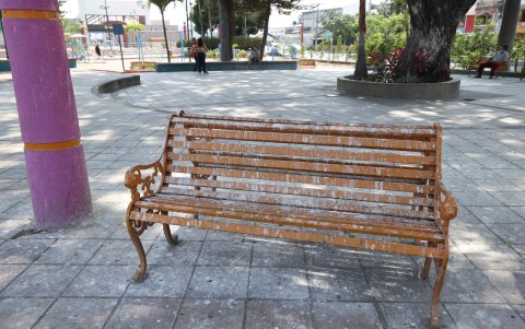 Así permanecen las bancan en el malecón de Durán, sucias, desde hace meses, advierte la ciudadanía.