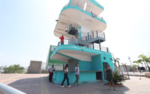 Esta es la única estructura a la que los residentes pueden acceder en la estación del malecón de Durán, para recorrer o ver el puente; puesto que este permanece cerrado.