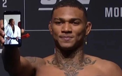 En el pesaje, Michael dejó ver la imagen de su mamá en el celular: “siempre está conmigo”, dijo.