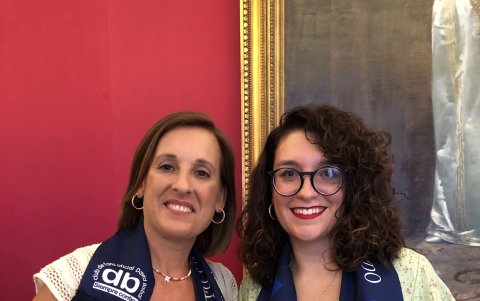 Raquel y María con la bufanda que hicieron como club de fans en conmemoración al vigésimo aniversario.