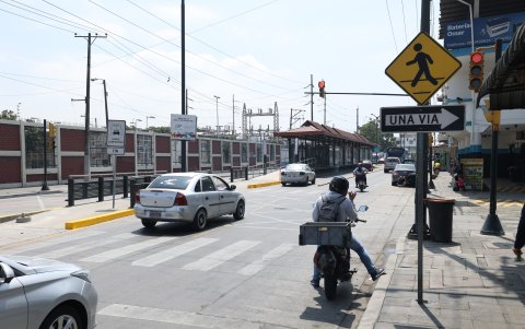 Equipos. Pese a tener guardianía, semáforos, señalética y energía eléctrica, la troncal 4 de la metrovía aún no conecta al suburbio con el centro. No se observan las unidades.