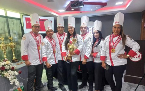 La comunicadora con sus compañeros.