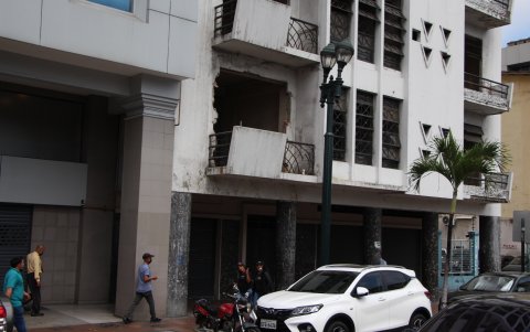 Otra edificación que ha generado zozobra en la 9 de Octubre es el Buendía, abandonado por muchos años y ahora está siendo rehabilitado en la planta baja.