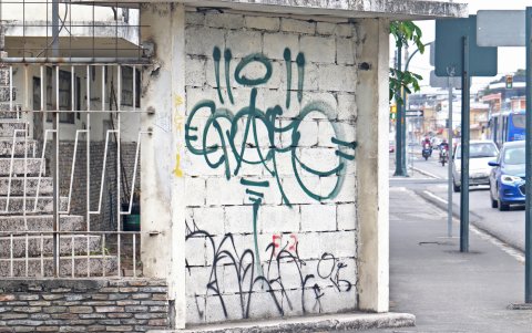 El edificio donde antes funcionó el Consulado de Haití, en la esquina de los exjugados de la Niñez, también soportó el embate de infractores.