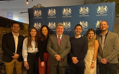 El embajador del Reino Unido en Ecuador, Christopher Campbell, junto a un grupo de becarios nacionales