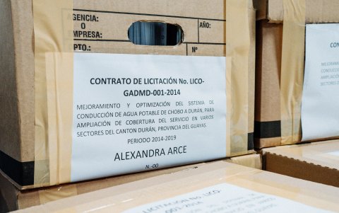 Una de las cajas que contienen las copias de los contratos.