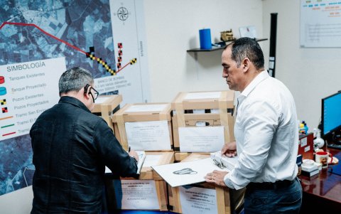 El asambleísta Ricardo Vanegas (i) junto con el alcalde Dalton Narváez.