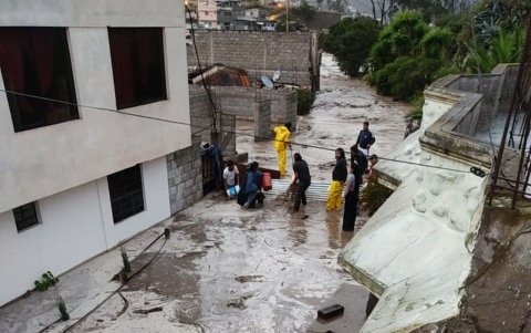 San Bartolo. Los moradores se apoyaron en baldes, botas y ponchos para detener el ingreso de agua lodo a las viviendas