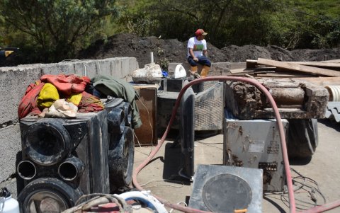 Desechos. Artículos electrónicos como computadoras, equipos de sonido, impresoras, cocinas y otros se extrajeron del lodo pero están inservibles