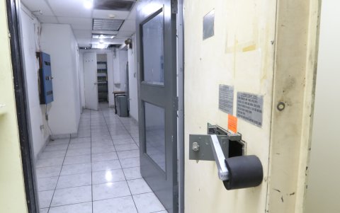 Túnel. Una puerta blindada da paso a un corredor que tenía conexión a otro sector.