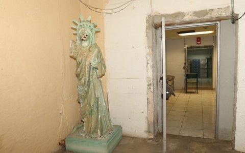 Una imagen desgastada de la estatua de la libertad permanece en el sótano del edificio, con paredes de aproximadamente 50 a 60 cm de espesor.