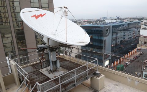 Antena. En la terraza sigue intacta una antena parabólica.