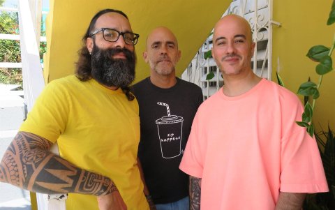 La banda puertorriqueña de reggae Cultura Profética, Willy Rodríguez (d), Omar Silva (i) y Eliut González, durante una entrevista con Efe, hoy, en San Juan (Puerto Rico).