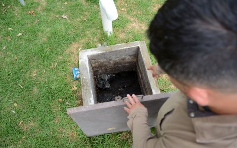 Inverosímil. En pleno siglo XXI, los habitantes de esta parroquia todavía construyen pozos sépticos ante la ausencia de un sistema de alcantarillado. Viven así por más de cuatro décadas.