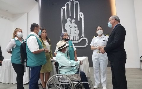 El pasado 22 de julio, un colectivo de pacientes entregó un pedido al gerente general del hospital Teodoro Maldonado, Francisco Andino, para que adquiriera las medicinas por todos los medios legales.