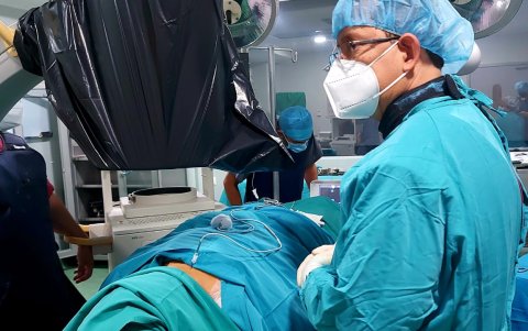 Intervención quirúrgica de columna realizada por el neurocirujano Eduardo Ordóñez