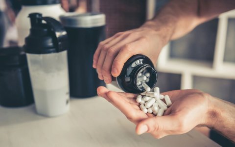 El abuse de suplementos y hormonas es otro síntoma de la vigorexia.