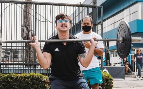 El deportista hace crossfit como parte de su acondicionamiento físico. Es más empezó practicando este protocolo que fue el que le avivó la ambición para el atletismo.