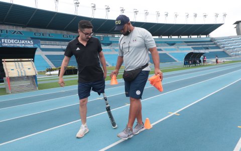 Bernardo Valdés dirige el trabajo que Marcelo hace como deportista de Guayas.