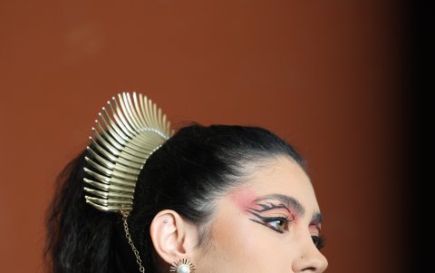 Modelo luce aretes y tiara