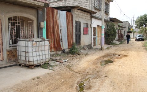 Sectores como la 5 de Junio se siguen abasteciendo de agua con tanquero.