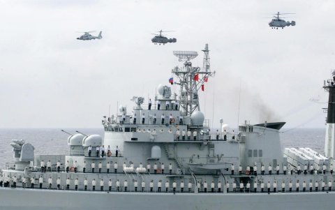 Un navío de la Armada china participa en unas maniobras militares.
