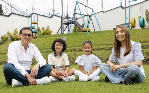 Con su esposo Christian Viteri e hijos Simón y Elena.