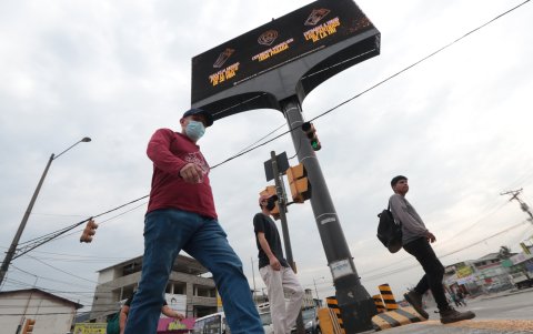 Escenario. La pantalla aunque está clausura sigue transmitiendo publicidad.