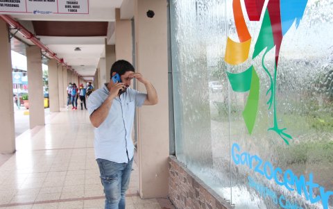 Los trabajadores de las tiendas del Garzocentro sienten tensión al recibir llamadas de desconocidos. Temen por su vida.