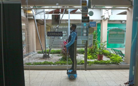 La guardianía privada trata de dar vuelta constantemente a los locales, sin embargo los clientes  y propietarios reclaman más seguridad