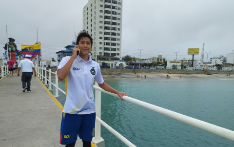 El nadador nacido en Quito llamó a sus compañeros para darles la noticia de su primer lugar en Salinas.