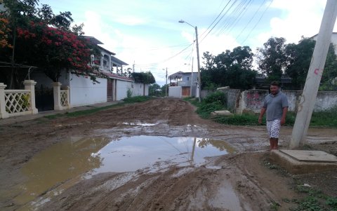 Las calles. Están en pésimo estado, son de tierra y con un poco de agua se convierten en lodo. Además, no hay parterres, ni veredas.