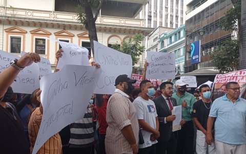 Con carteles y gritos se apostaron en los bajos de la Fiscalía.