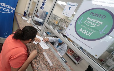 Alexandra Marín recibe una explicación sobre el sistema en la farmacia del hospital Monte Sinaí, donde también se sigue entregando medicinas a los pacientes.
