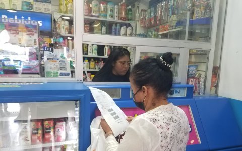 Una usuaria observa los tres códigos impresos en su receta electrónica, para cada uno de los tres meses en que deberá retirar sus medicamentos.