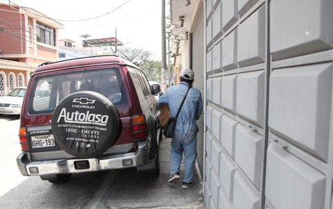 Los garajes improvisados reducen el espacio público e interrumpen el paso para la circulación de los peatones.