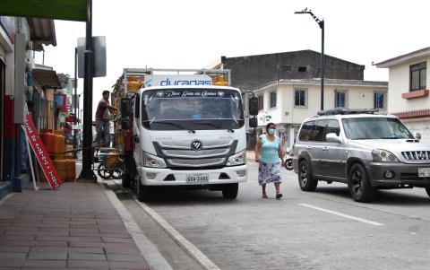 Los obstáculos en el espacio público obliga a los peatones a caminar en medio de la calle con el peligro de que un carro los atropelle.