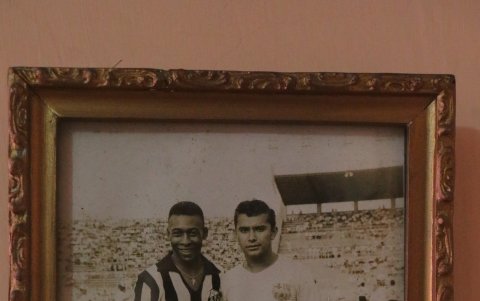 Luciano Macías (d), antes de un partido ante el Santos del brasileño Pelé.