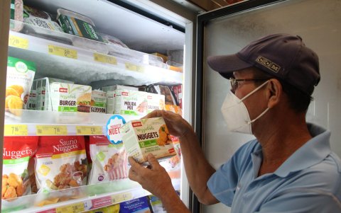 Congelados. Un cliente ve las nuevas opciones que ha lanzado Pronaca.