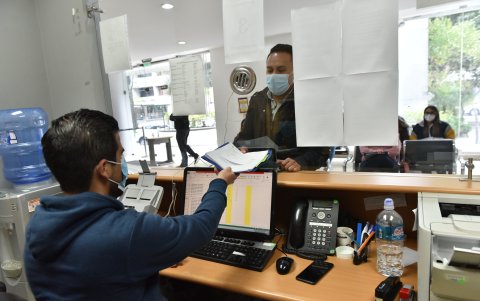 Servidor público que atiende a usuarios, en el Ministerio de Trabajo.